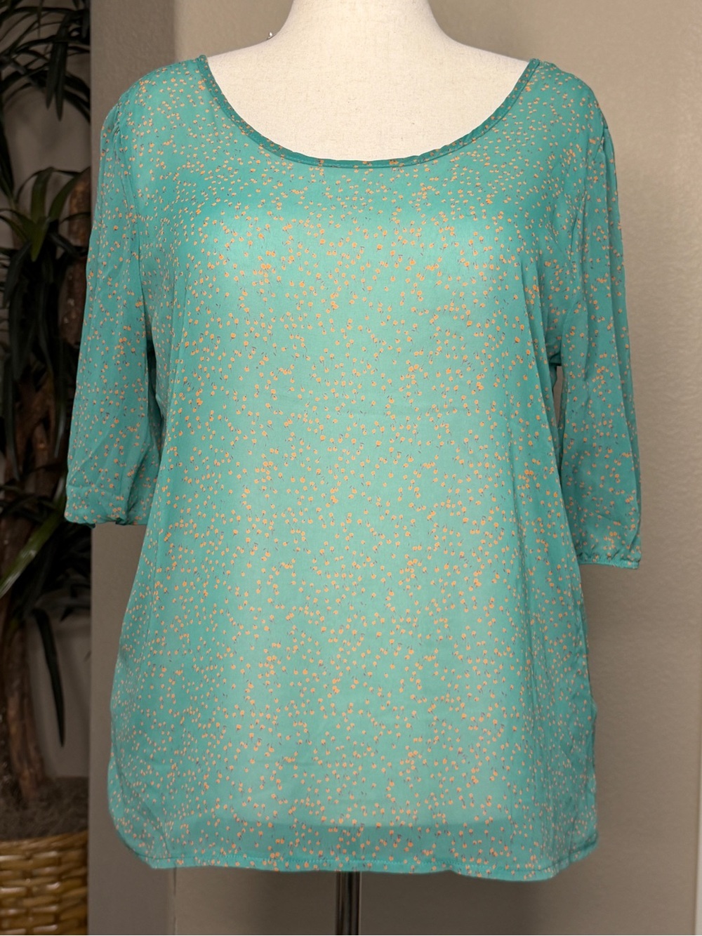 Zenobia Teal Scoop Neck Short Sleeve Top with Gold Fleck Print